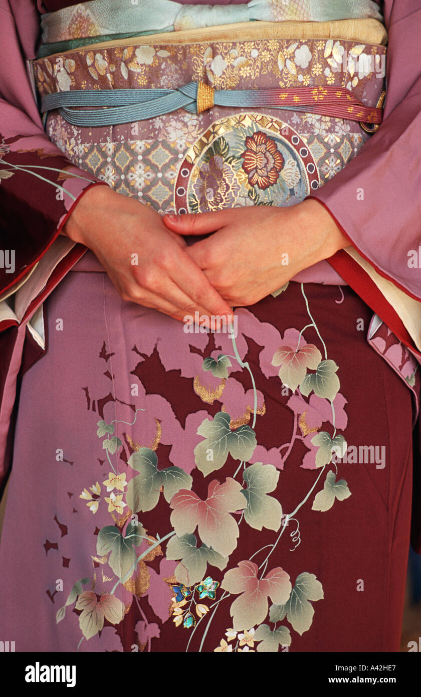 Silk kimono fotografías e imágenes de alta resolución - Alamy