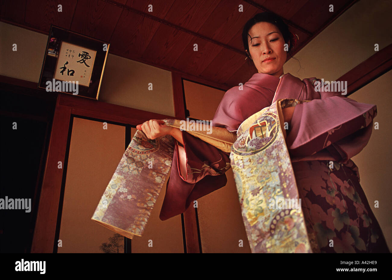 Sucio fecha Rezumar Mujer japonesa poniendo en un colorido kimono de seda para Año Nuevo  Prefectura de Nara Japón Fotografía de stock - Alamy