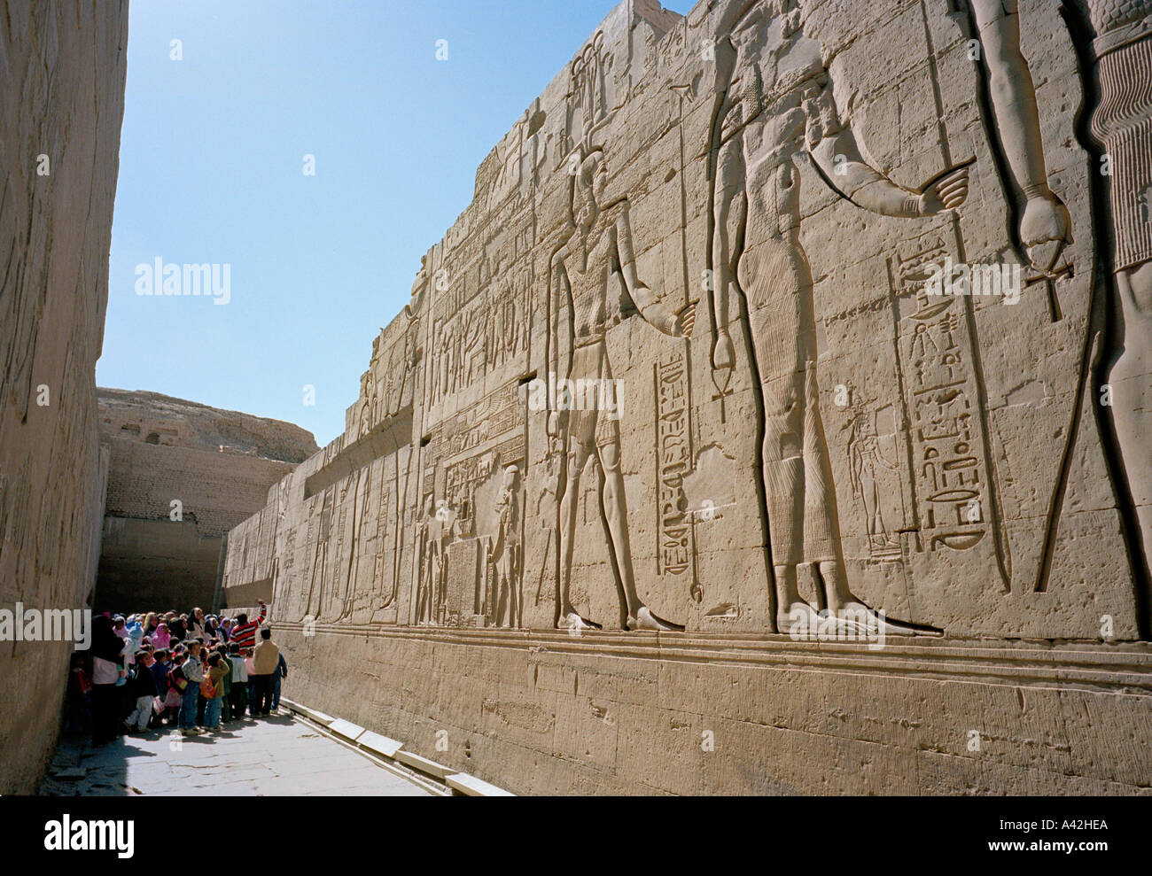 Dentro de los muros del templo de los cocodrilos Sobek dios y dios halcón Horus en Kom Ombo, a orillas del río Nilo, Egipto Foto de stock