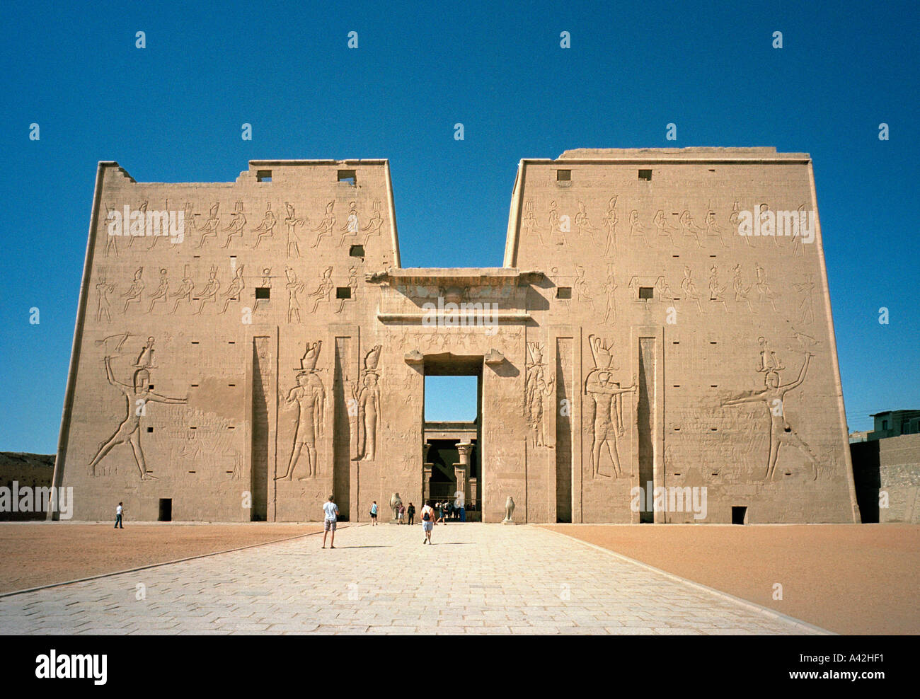 Torres de entrada masiva en el templo de Horus en Edfu, en el río Nilo, es el mejor conservado de Egipto Foto de stock