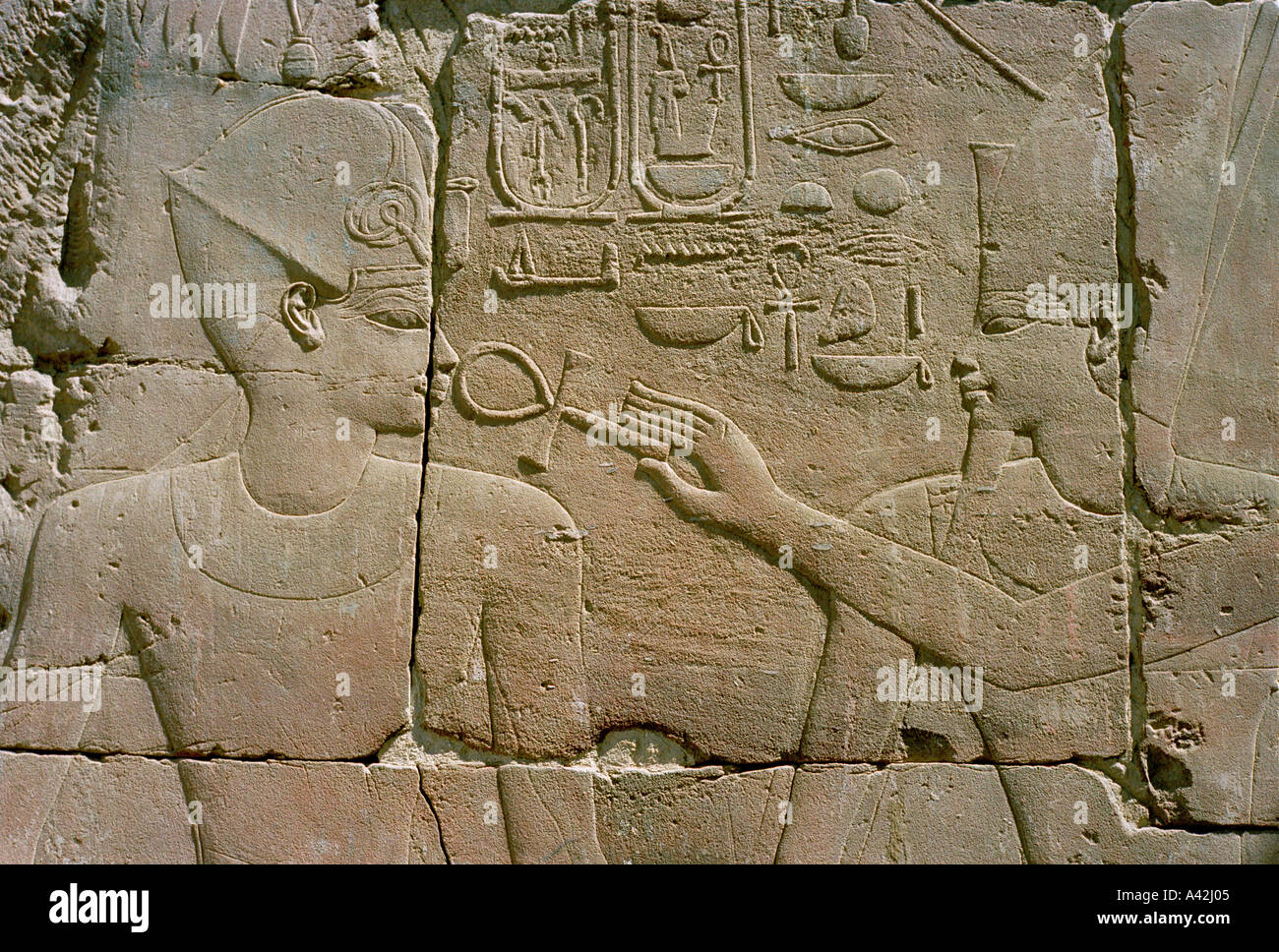Tocando su nariz con el Ankh el dios Amón está otorgando la vida eterna en el faraón Foto de stock