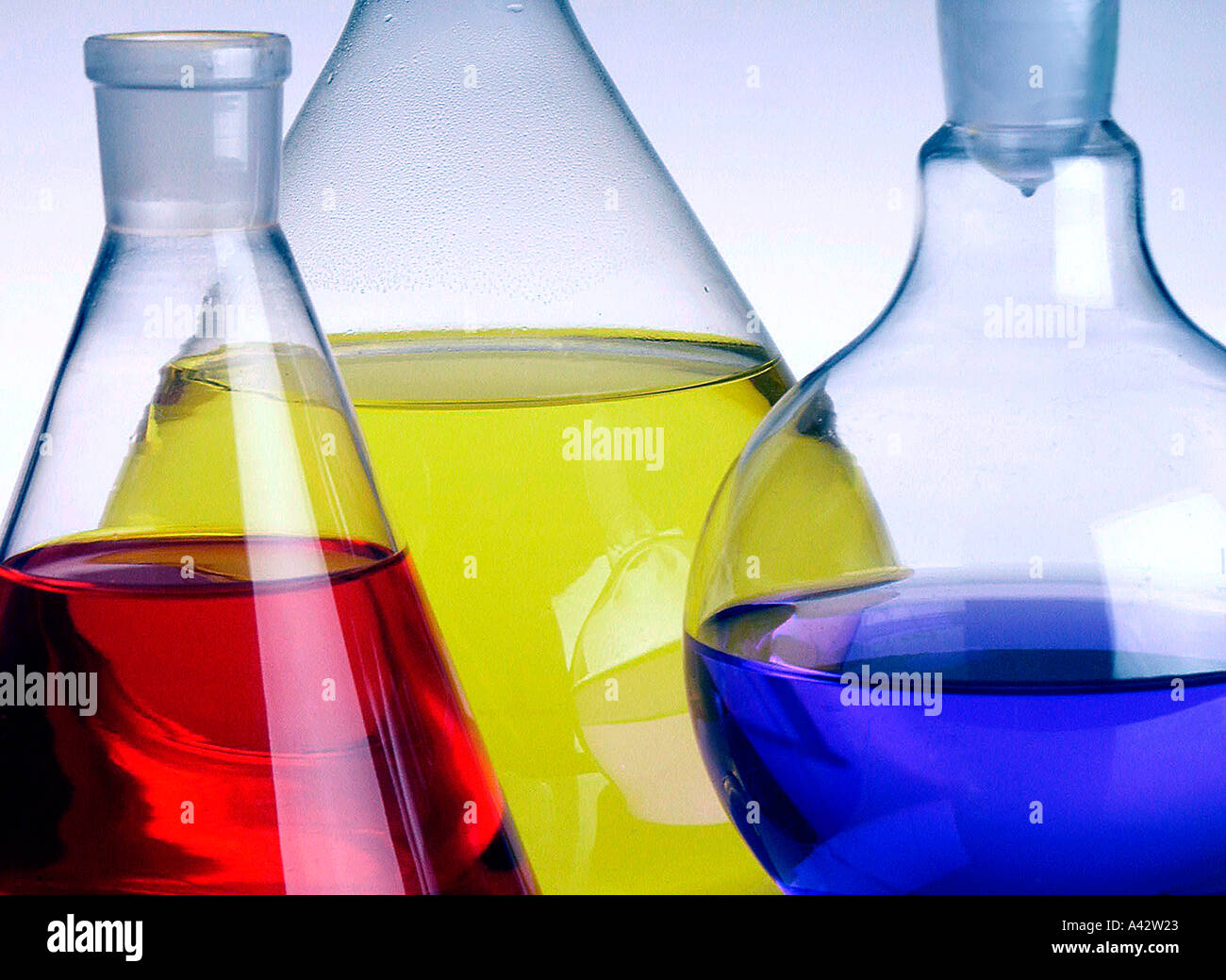 Pistón con productos químicos de color Erlemmeyer Erlemmeyer Kolben mit farbigen Chemikalien Foto de stock