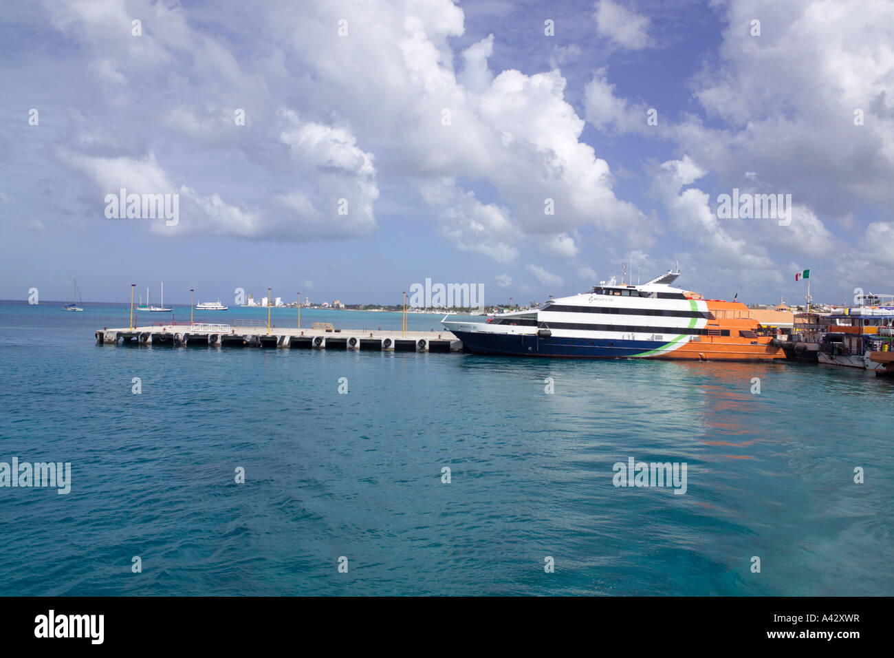 Ferry de Cozumel a Playa del Carmen en el muelle del ferry en Cozumel