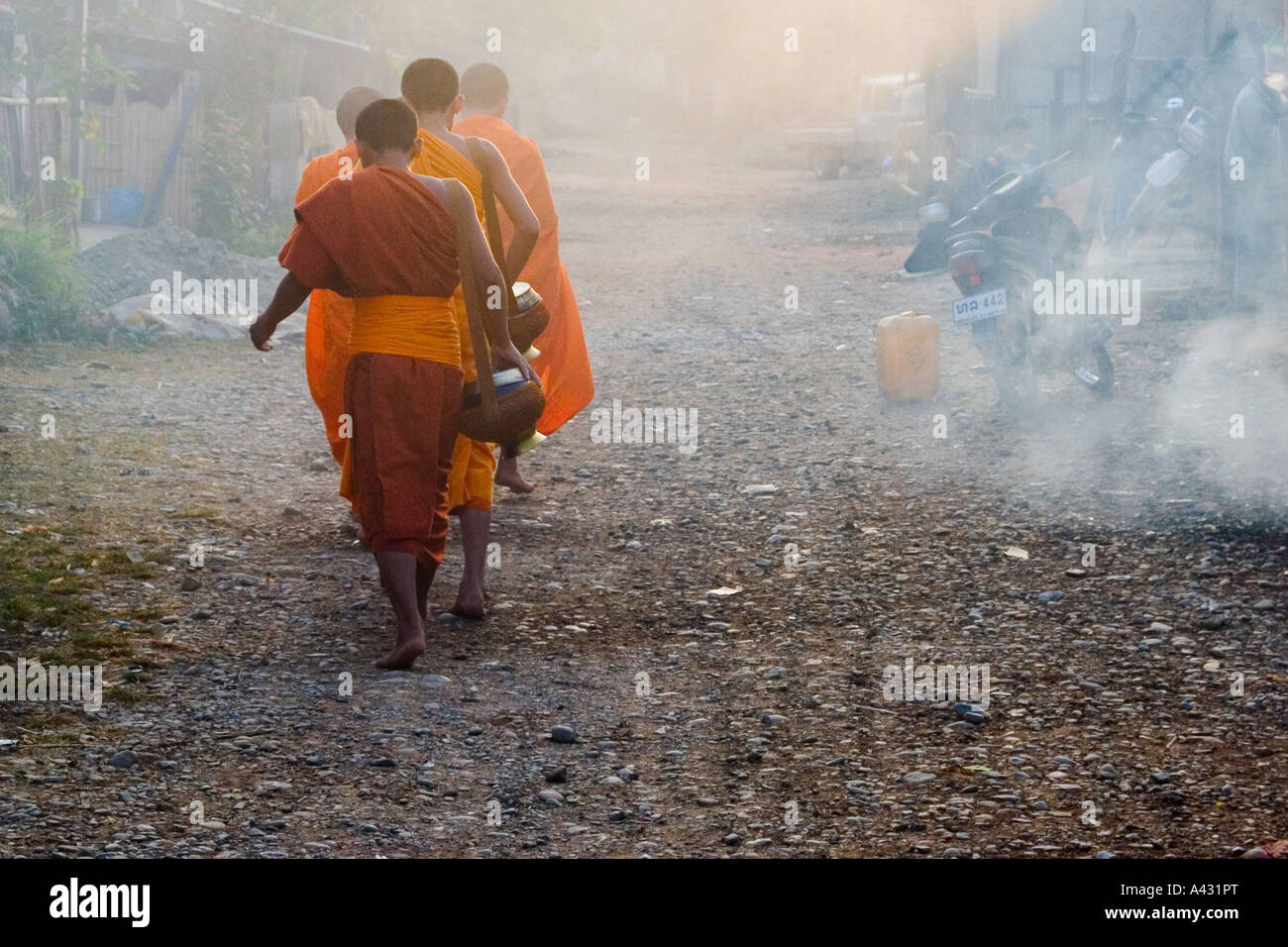 Los monjes novicios recolectando limosnas Smokey Road Vang Vieng Laos Foto de stock