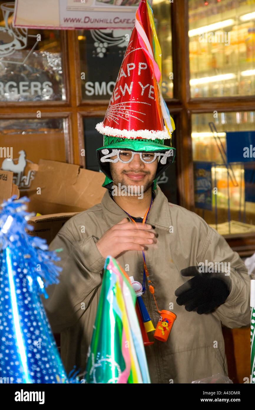 Vendedores ambulantes con Feliz año nuevo 2007 sombreros y anteojos Foto de stock