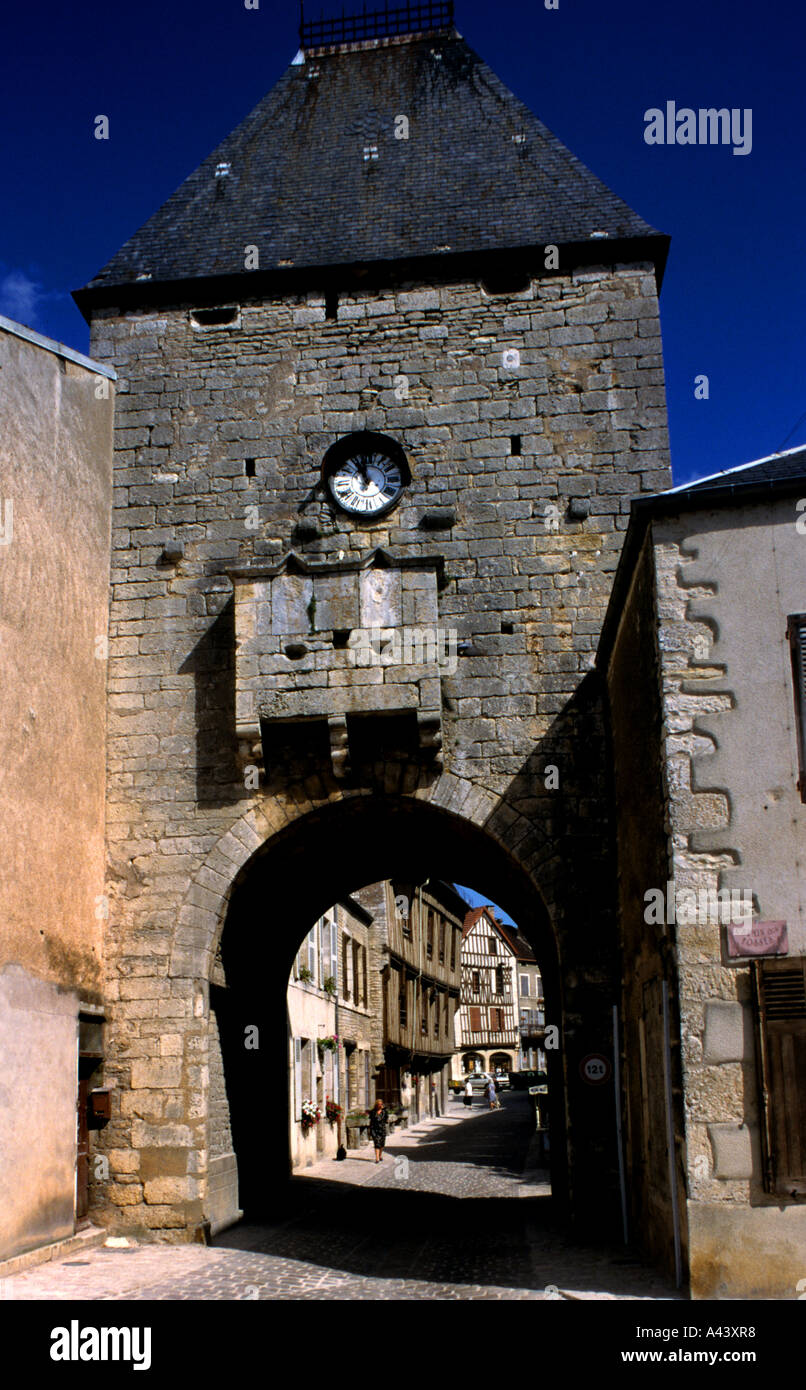 Noyers sur Serein arco medieval Francia Foto de stock