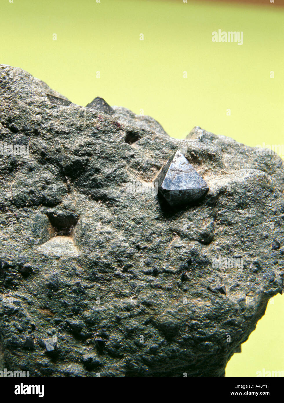Subtropical seguridad Oxidado La magnetita, también conocida como piedra imán debido a sus fuertes  propiedades magnéticas Fotografía de stock - Alamy