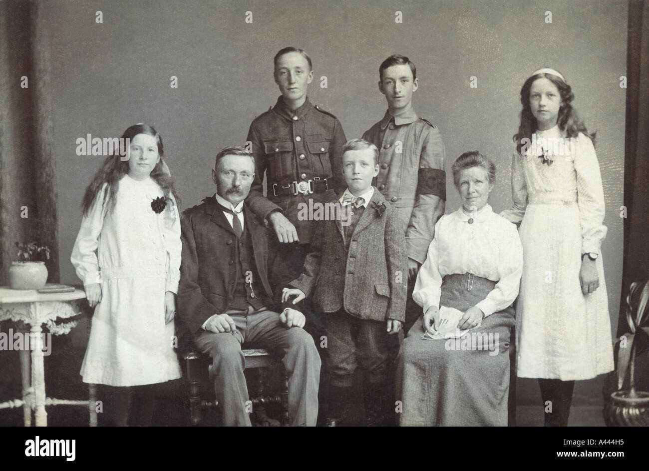 Un retrato de familia tomadas durante la primera guerra mundial en Inglaterra Foto de stock