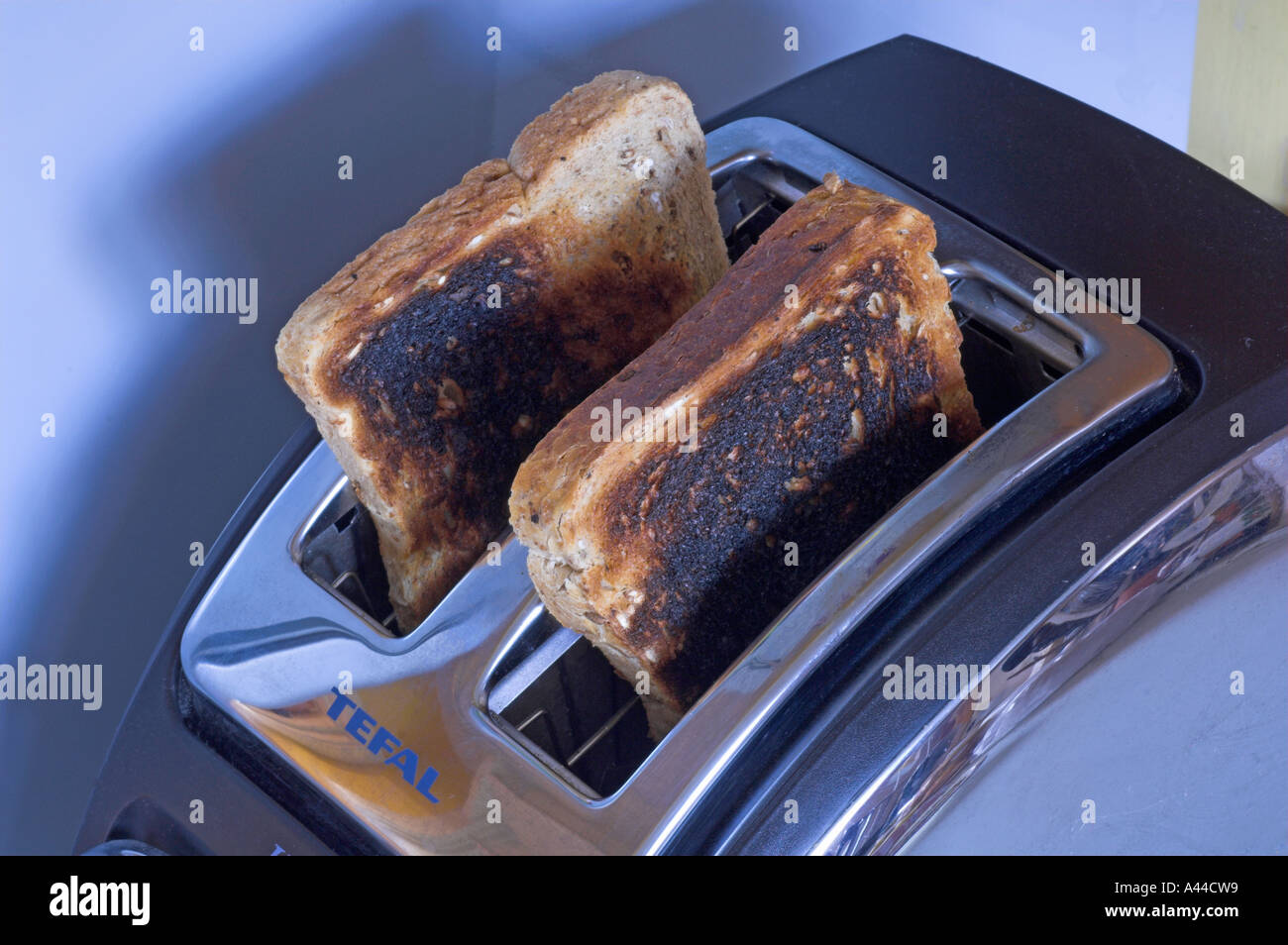 Tostada quemada en la tostadora quemado Fotografía de stock - Alamy