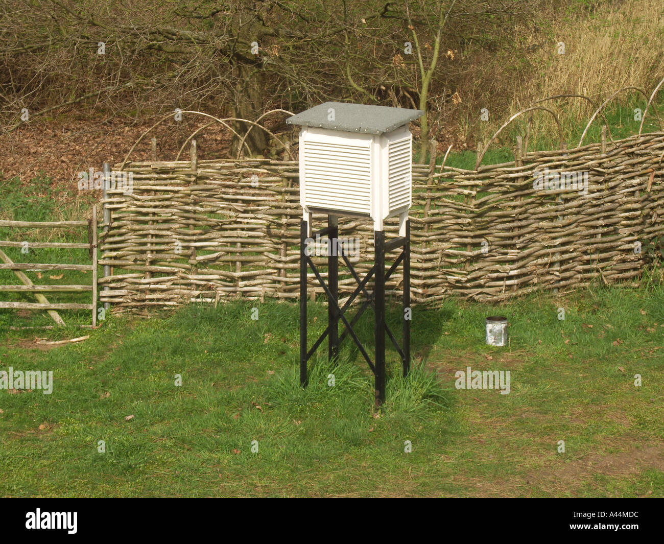 Stevenson screen weather station fotografías e imágenes de alta