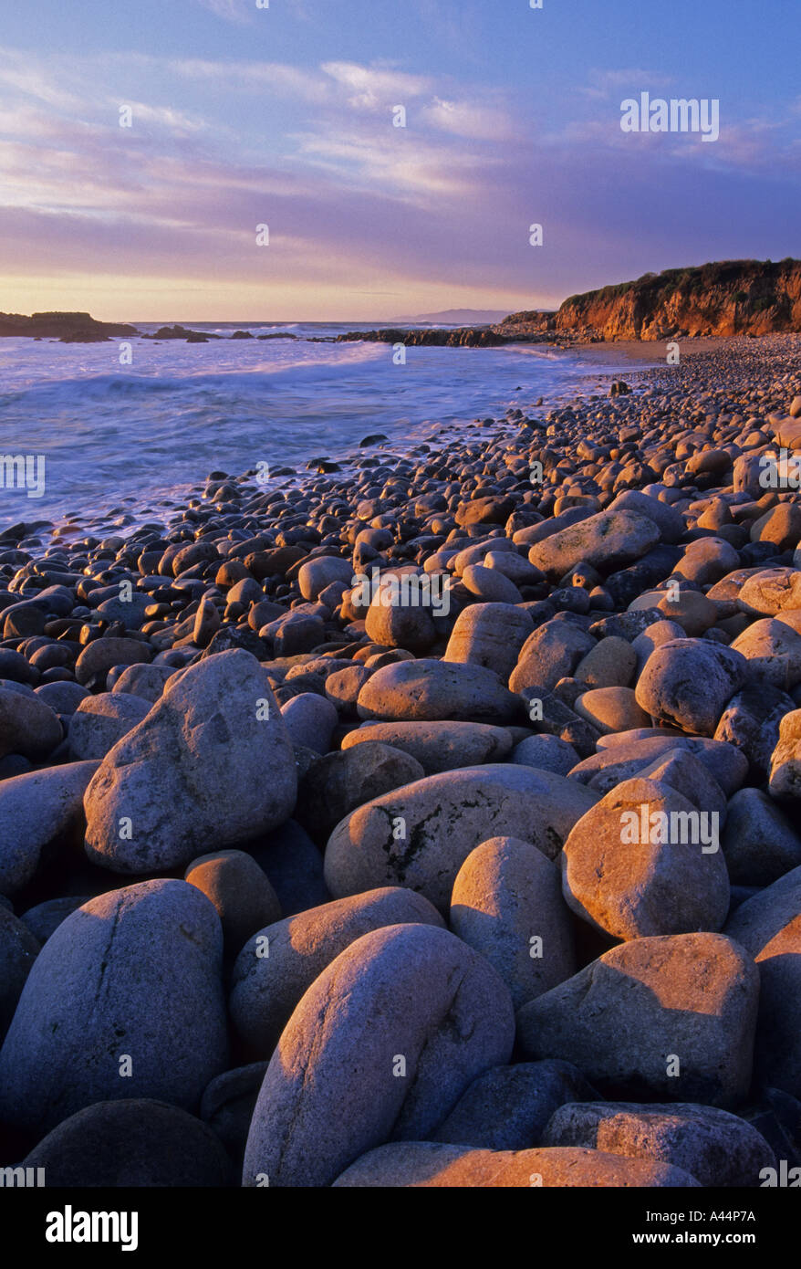 Los colores del atardecer la costa rocosa de Pescadero Playa Estatal de California, EE.UU. Foto de stock