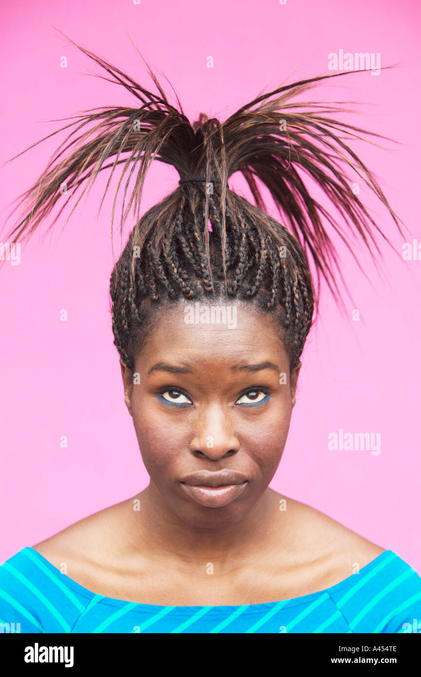Mujer vistiendo raro peinado Fotografía de stock - Alamy
