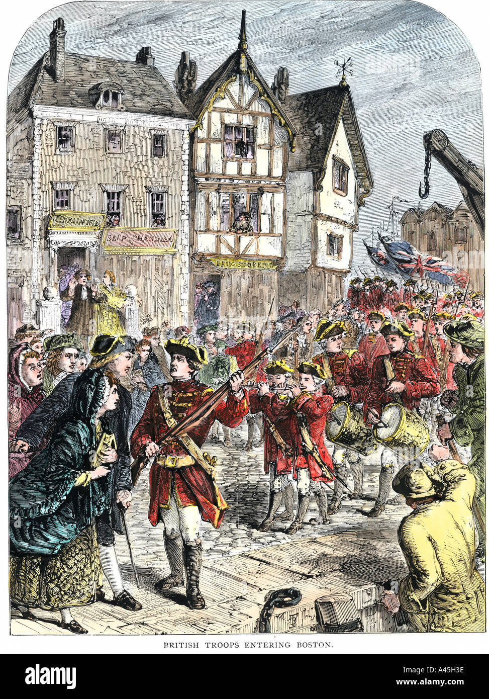 Las tropas británicas entrando en Boston para imponer impuestos y demás legislación colonial antes de la Revolución Americana. Xilografía coloreada a mano Foto de stock