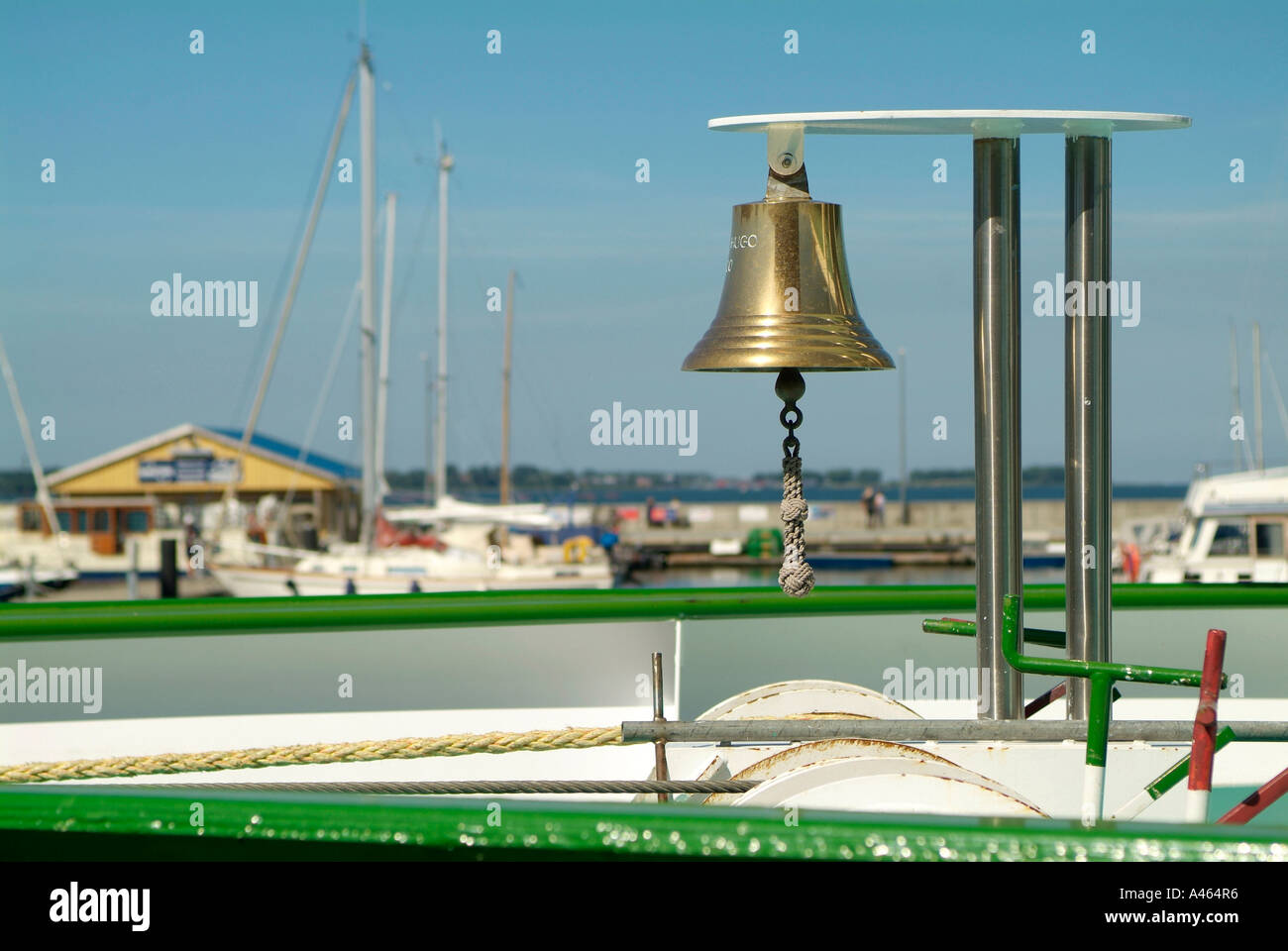 Buque campana de un yate, que podrían poner en debido a su tamaño sólo en el ferryharbor. Foto de stock