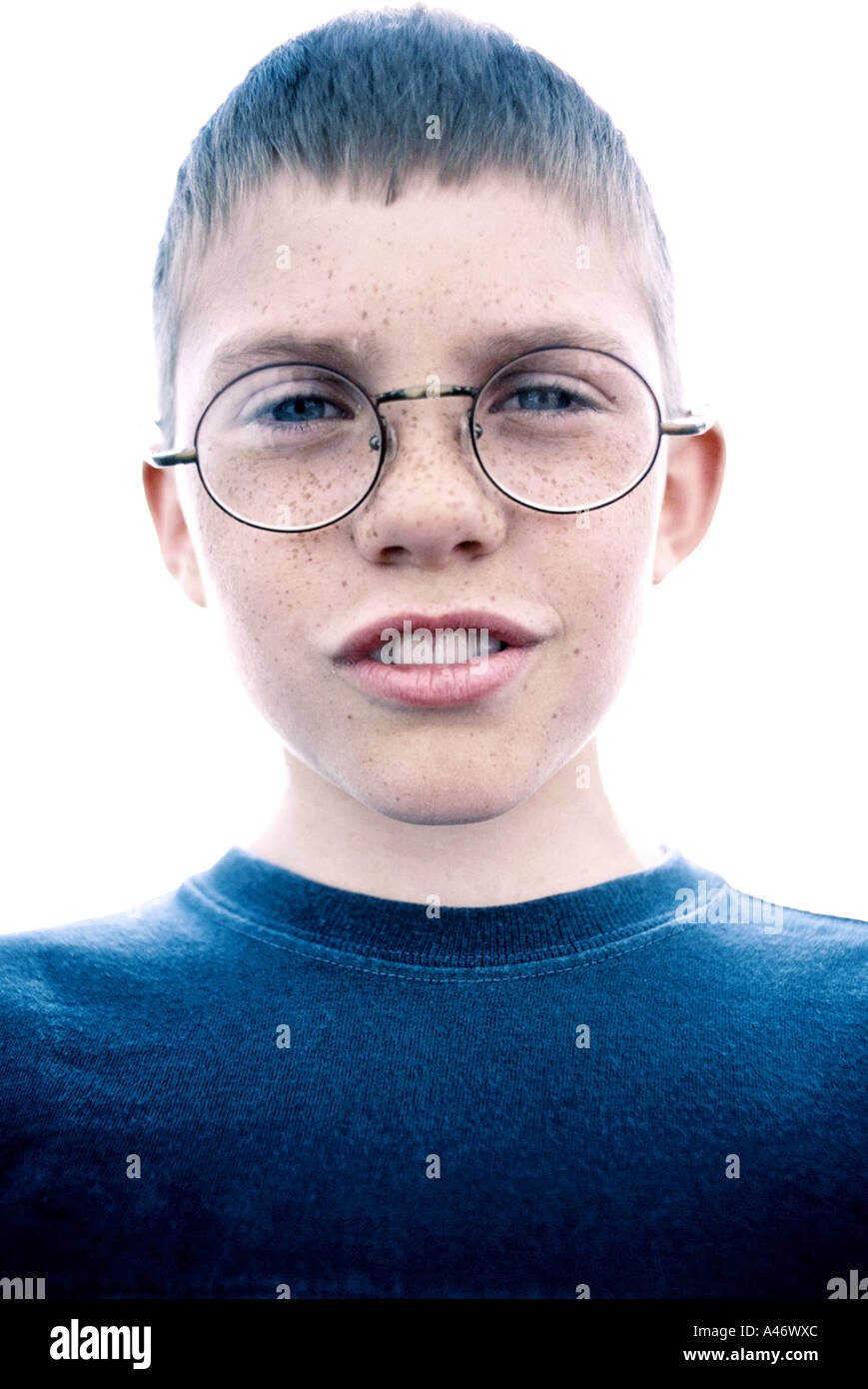 Un joven poniendo en un goofy cara Foto de stock