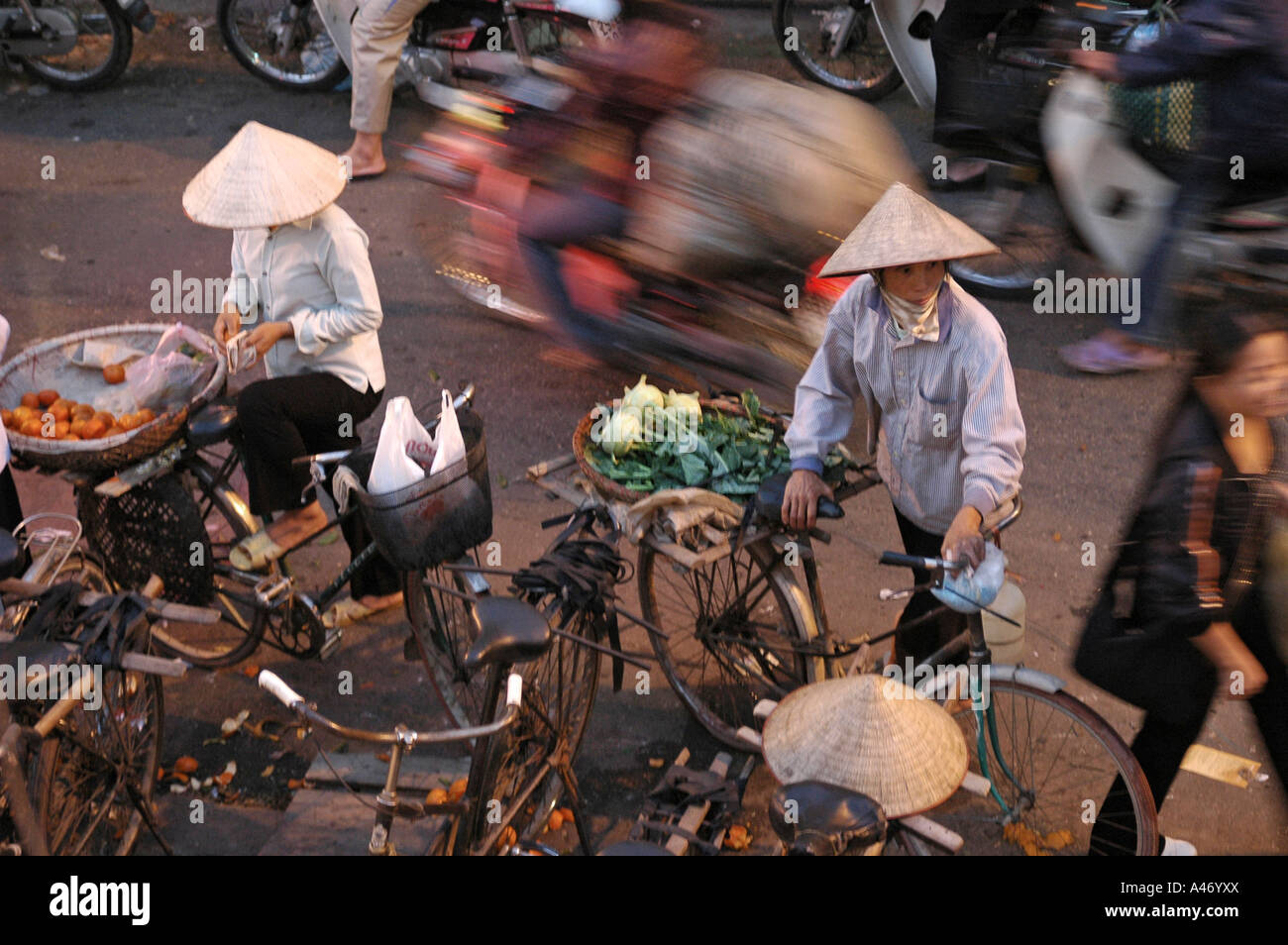 Momentos en el mercado, el casco antiguo de la ciudad de Hanoi, Vietnam Foto de stock