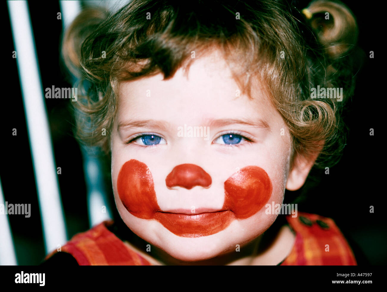 Superior Personalmente Degenerar Niña de dos años de antigüedad en el maquillaje de payaso Fotografía de  stock - Alamy