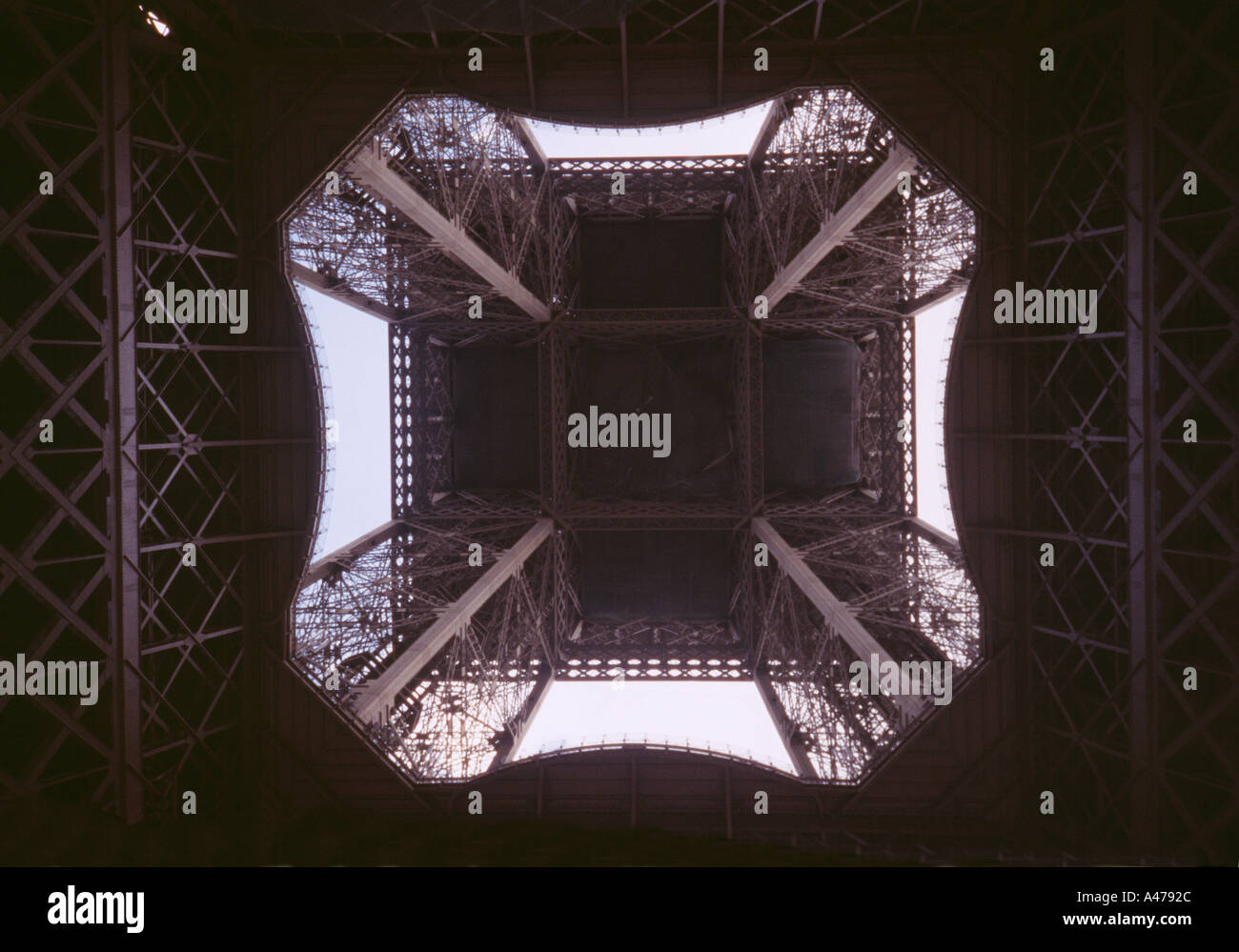 La Torre Eiffel desde directamente debajo Foto de stock