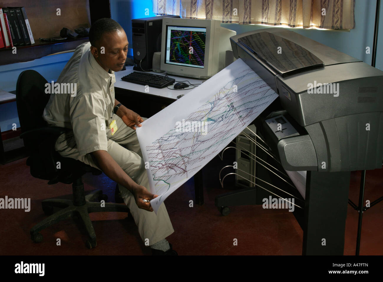 Geólogo trazando mapas tridimensionales de la mina de oro subterránea, Ghana, África occidental Foto de stock