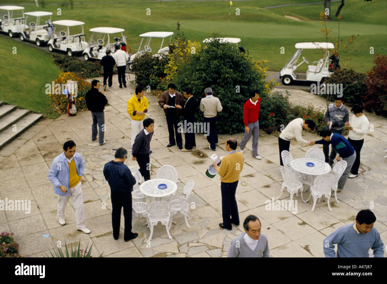 Los hombres de negocios japoneses jugando anual de golf golf tournamentat liss hampshire Inglaterra 1997 Foto de stock