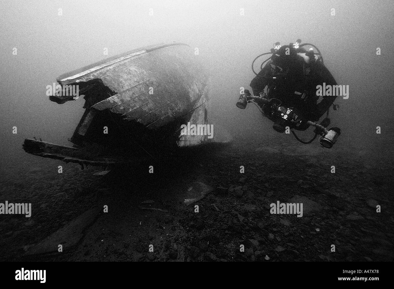 Fotógrafo submarino y naufragio Foto de stock