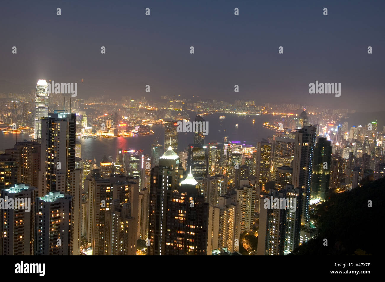 Perfil de Hong Kong por la noche Foto de stock
