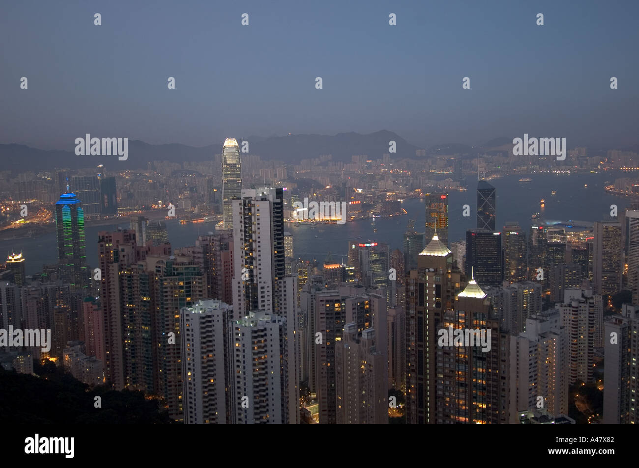 Perfil de Hong Kong al atardecer Foto de stock