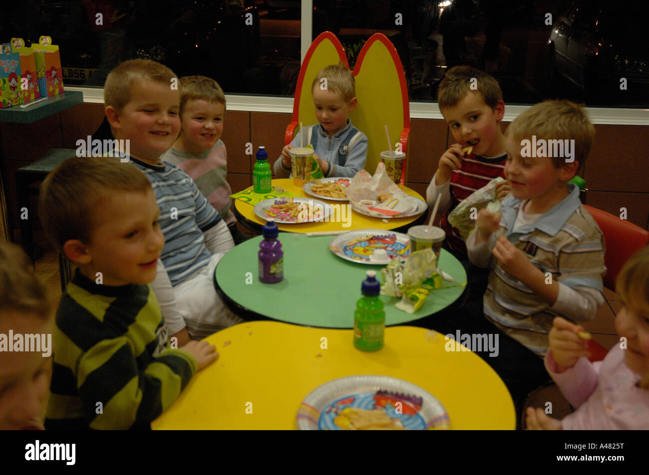 Reembolso semanal Won Fiesta de cumpleaños para niños McDonalds Haverfordwest Gales pembrokeshire  REINO UNIDO Europa Fotografía de stock - Alamy
