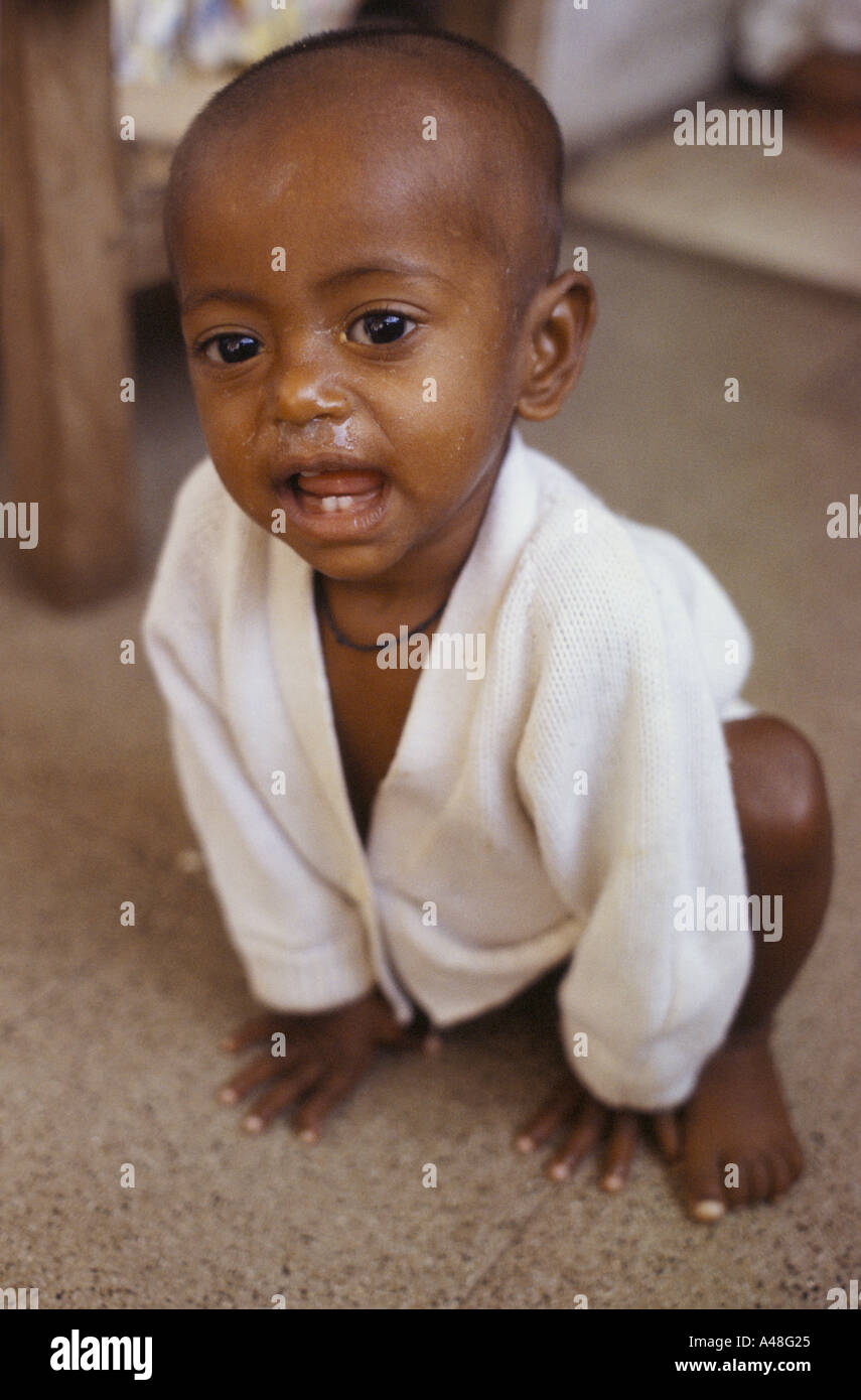 Bebé Abandonado en el orfanato britiash airways en Dacca en Bangladesh Foto de stock