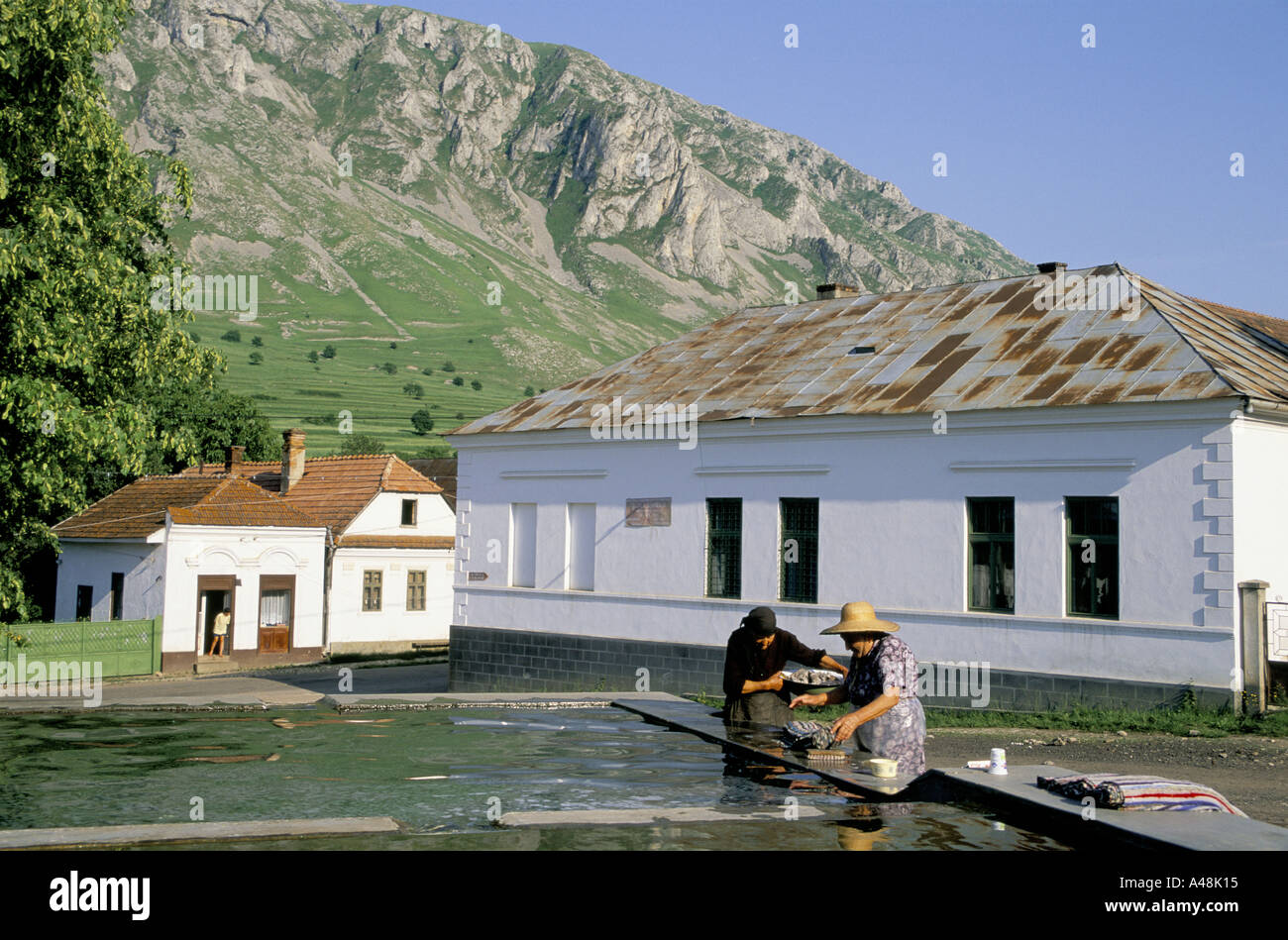 Transilvania Rumania ancianas lavando ropa afuera, 1998 Foto de stock