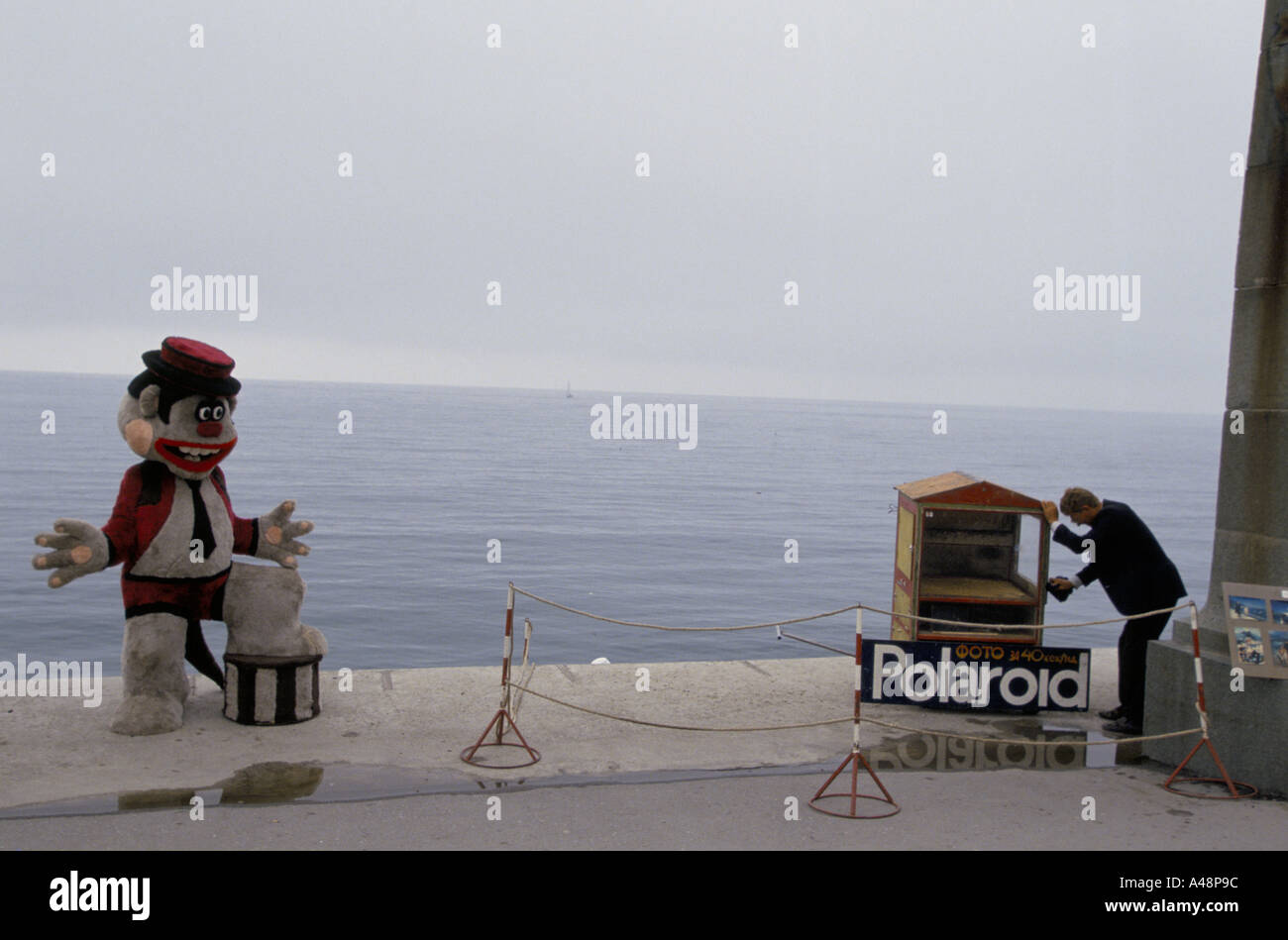 Playa fotógrafo con cámara Polaroid gigante y planteando dummy bear yalta  seafront crimea ucrania Fotografía de stock - Alamy