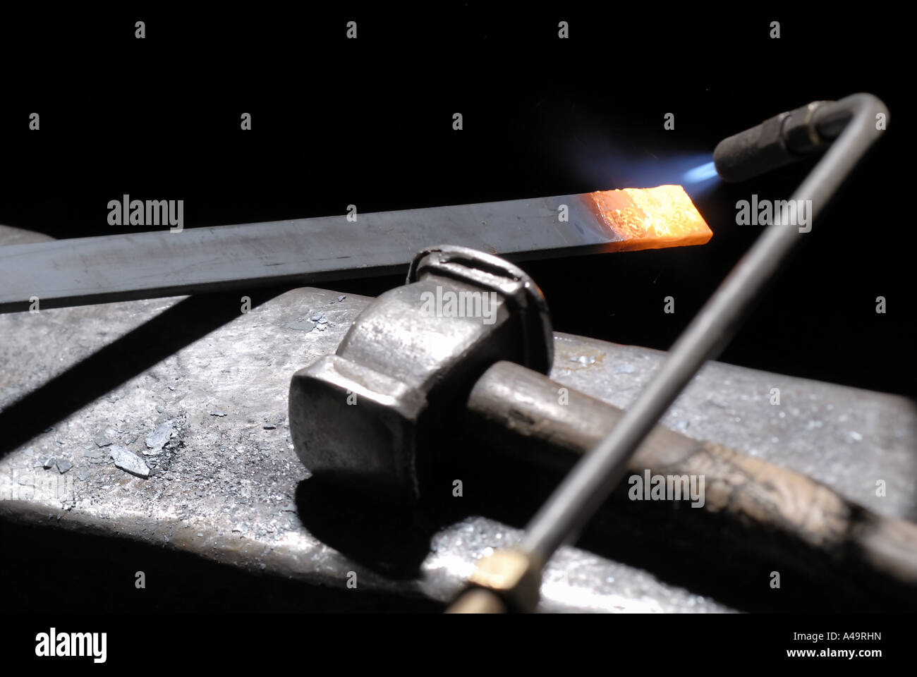 Soplete calentar una barra de hierro Fotografía de stock - Alamy