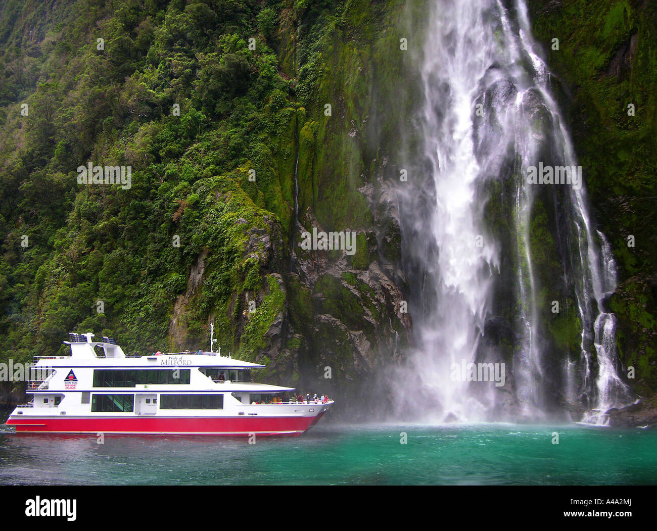 Buque delante de waterfal, Milford Sound, Nueva Zelanda Foto de stock