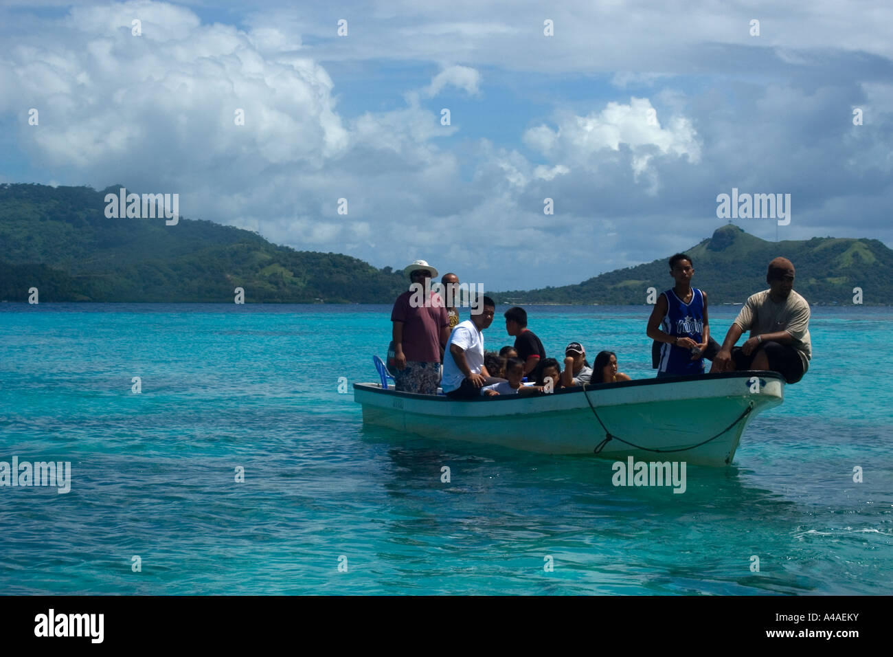 Barco con una familia local de la isla de enfoques para un viaje de un día, Truk laguna Chuuk pacífico de los Estados Federados de Micronesia Foto de stock