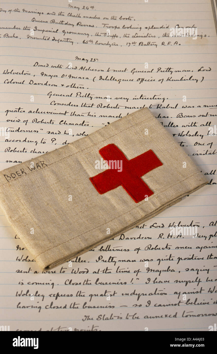 Un brazalete de la Cruz Roja desgastada por Sir Arthur Conan Doyle mientras  trabajaba como cirujano durante la guerra de los Boer y su diario desde  entonces Fotografía de stock - Alamy