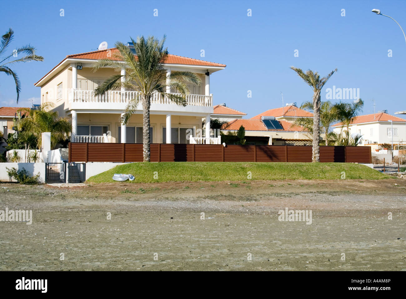 Villas de lujo en la playa cerca de Voroklini Larnaka Chipre distrito Foto de stock