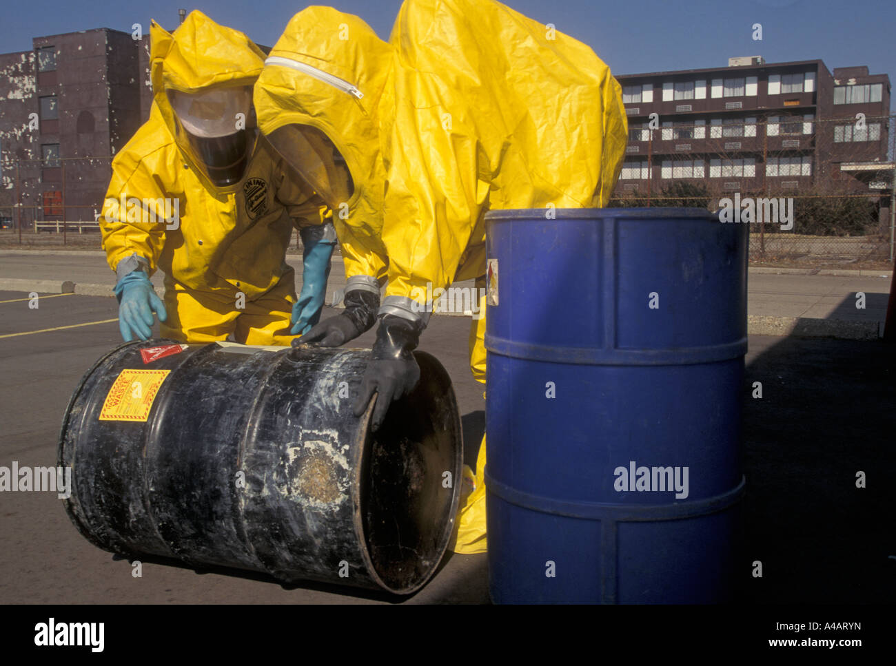 La formación de los trabajadores en respuesta a derrames de químicos  tóxicos Fotografía de stock - Alamy