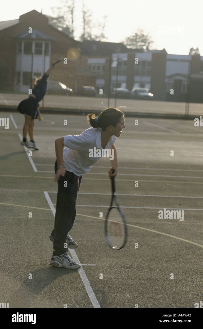 Jugar a tenis, escuela pública de niñas BENENDEN, Kent Foto de stock