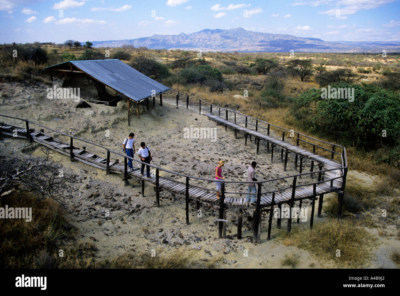 Los turistas en un paseo en el sitio de homínidos Olorgasailie en el valle del Rift de África Kenia Foto de stock