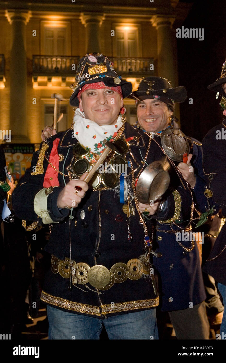 Hombre con traje durante el desfile Tinkers La Fiesta de Caldereros  Donostia San Sebastián Pais Vasco España Fotografía de stock - Alamy