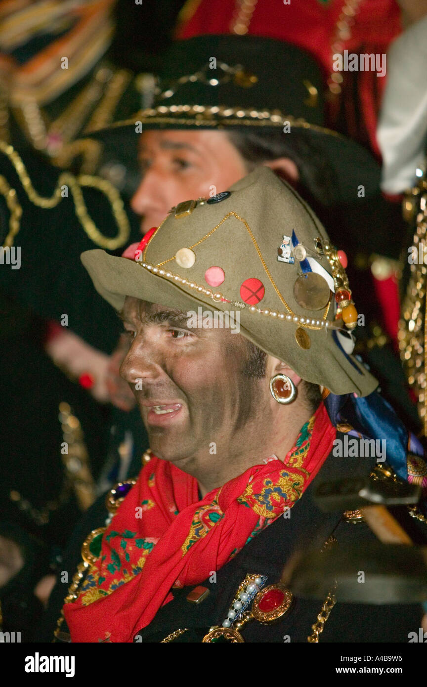 Hombre con traje durante el desfile Tinkers La Fiesta de Caldereros  Donostia San Sebastián Pais Vasco España Fotografía de stock - Alamy