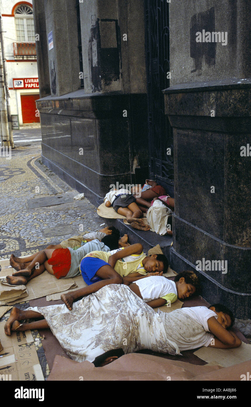 Los niños sin hogar Recife Brasil Foto de stock