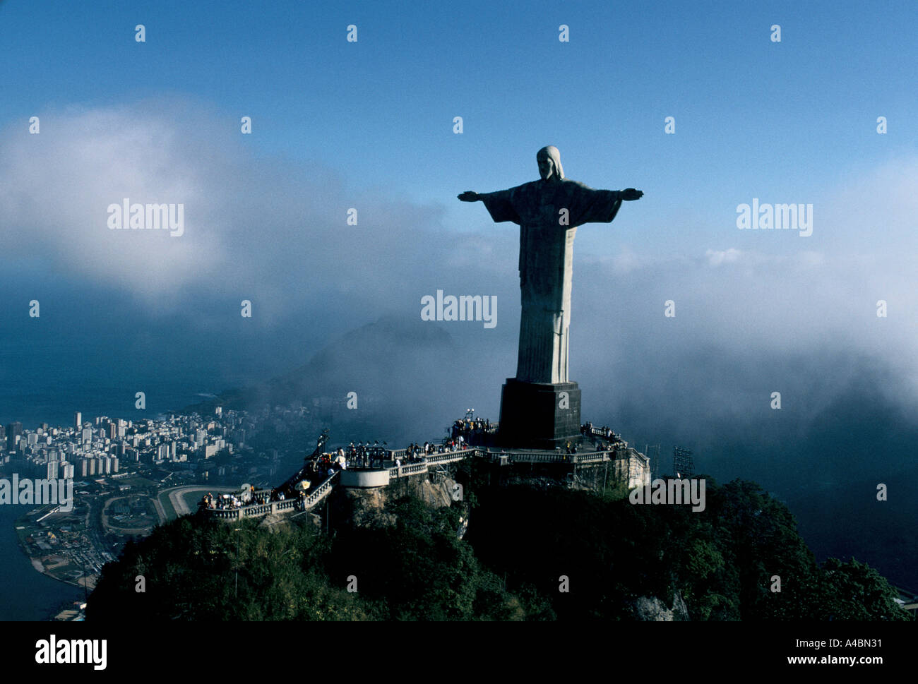 Río de Janeiro, Brasil, en julio de 1991.El Cristo Redentor (Oh Cristo Redentor) estatua de Jesucristo tiene vistas a la ciudad. Foto de stock