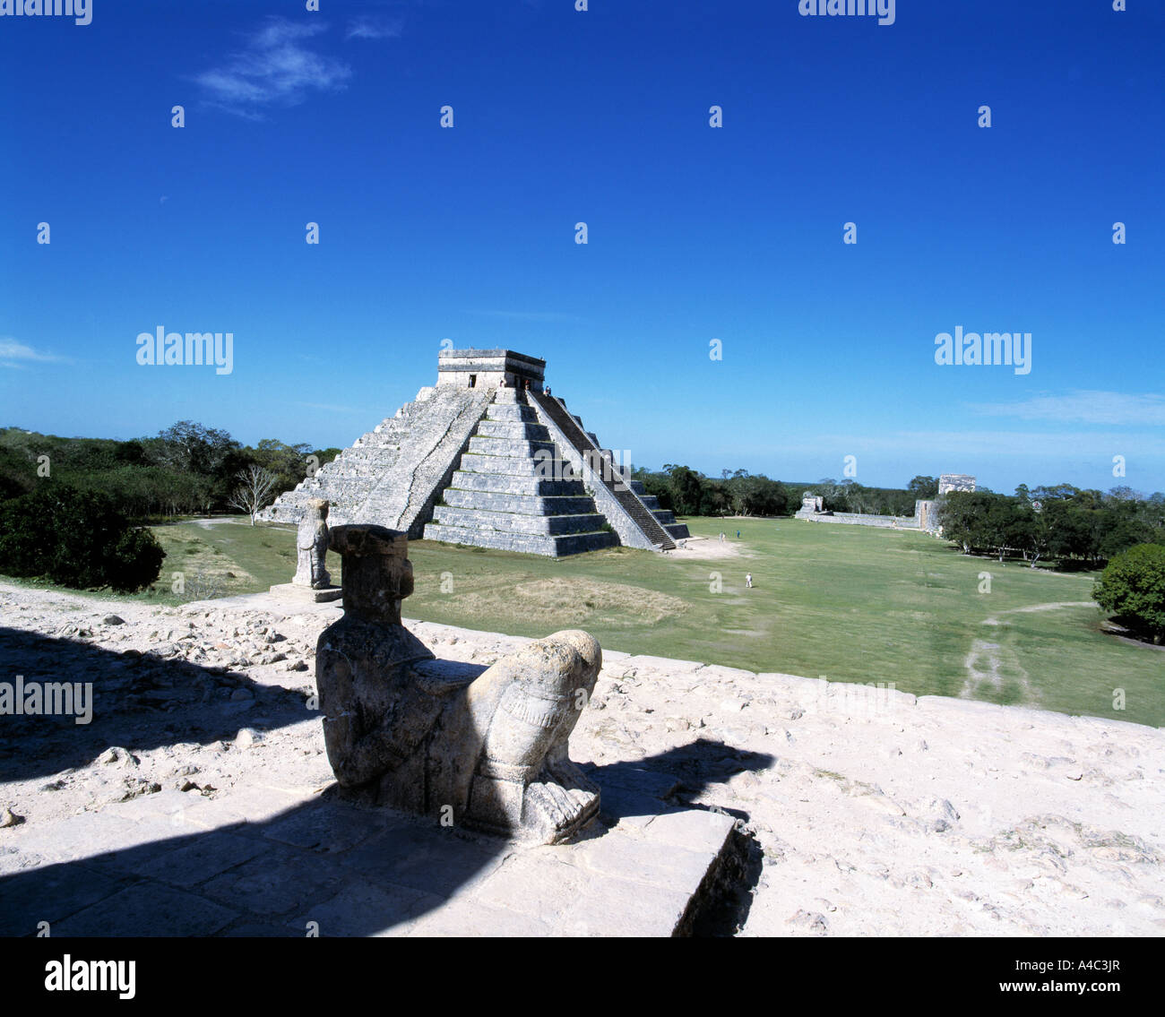 Vista desde el templo de los guerreros frente al templo de Chichen Itza, la ruina de la civilización maya Foto de stock