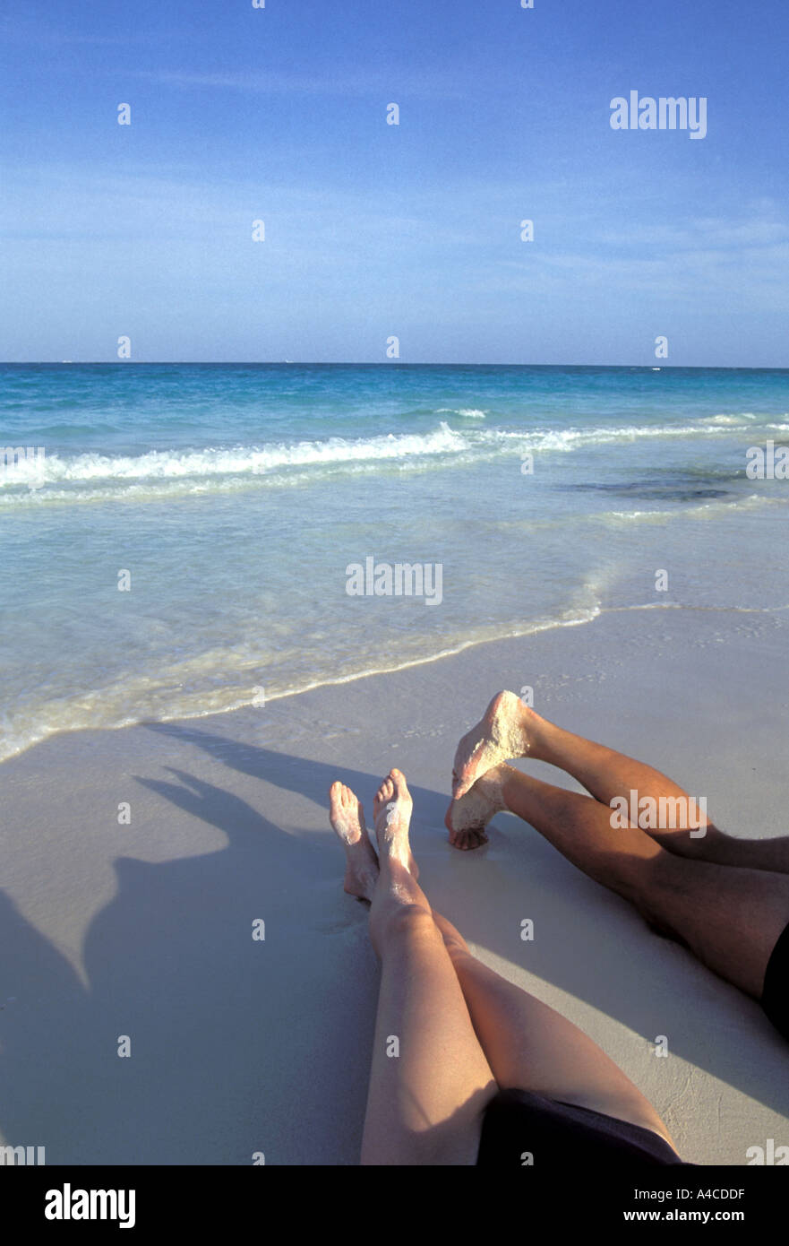 Las parejas las piernas tendidas en la playa con vistas al mar en el fondo del Caribe, Cancún, México Fotografía de stock - Alamy Las parejas las piernas tendidas en la playa con vistas al mar en el fondo del Caribe, Cancún, México Fotografía de stock - Alamy