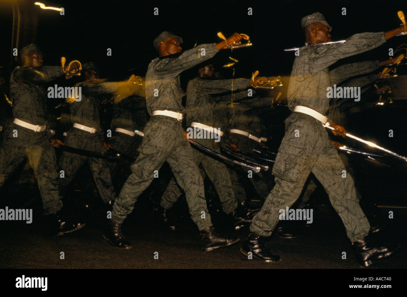 El funeral de Boigny de Costa de Marfil, Houphouet Boigny soldados marchando por la noche la preparación militar para marzo pasado feb 1994 Foto de stock