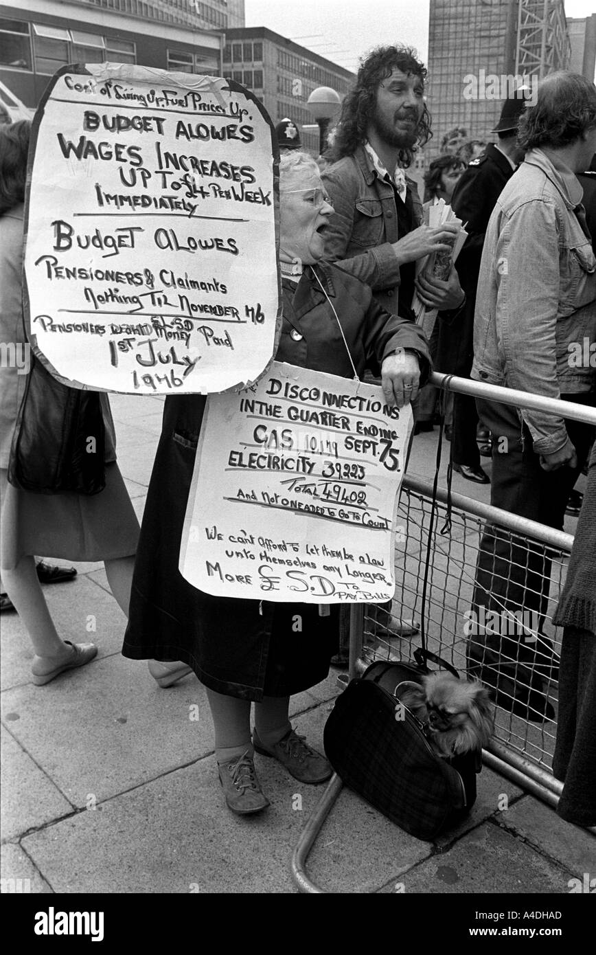 Los pensionistas demostrar sobre el bajo nivel de las pensiones. 1976 Foto de stock