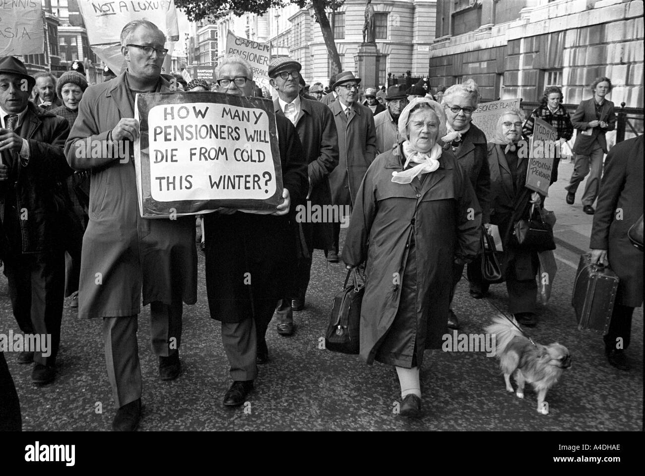 Los pensionistas demostrar sobre el bajo nivel de las pensiones. 1976 Foto de stock