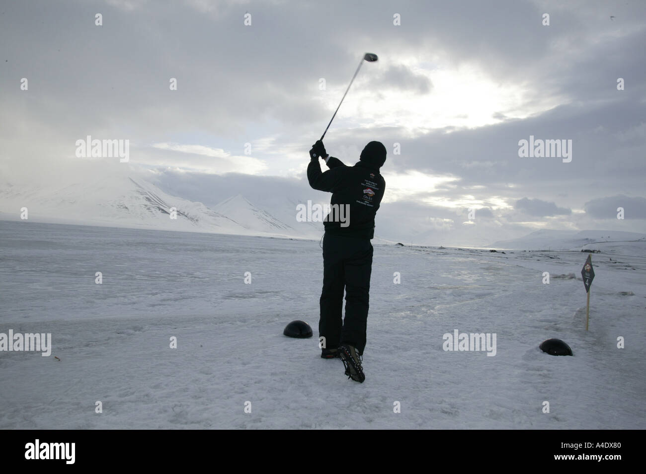 Steve Cowle compitiendo en el campeonato de golf 2004 Drambuie hielo en Svalbard, Noruega. Foto de stock