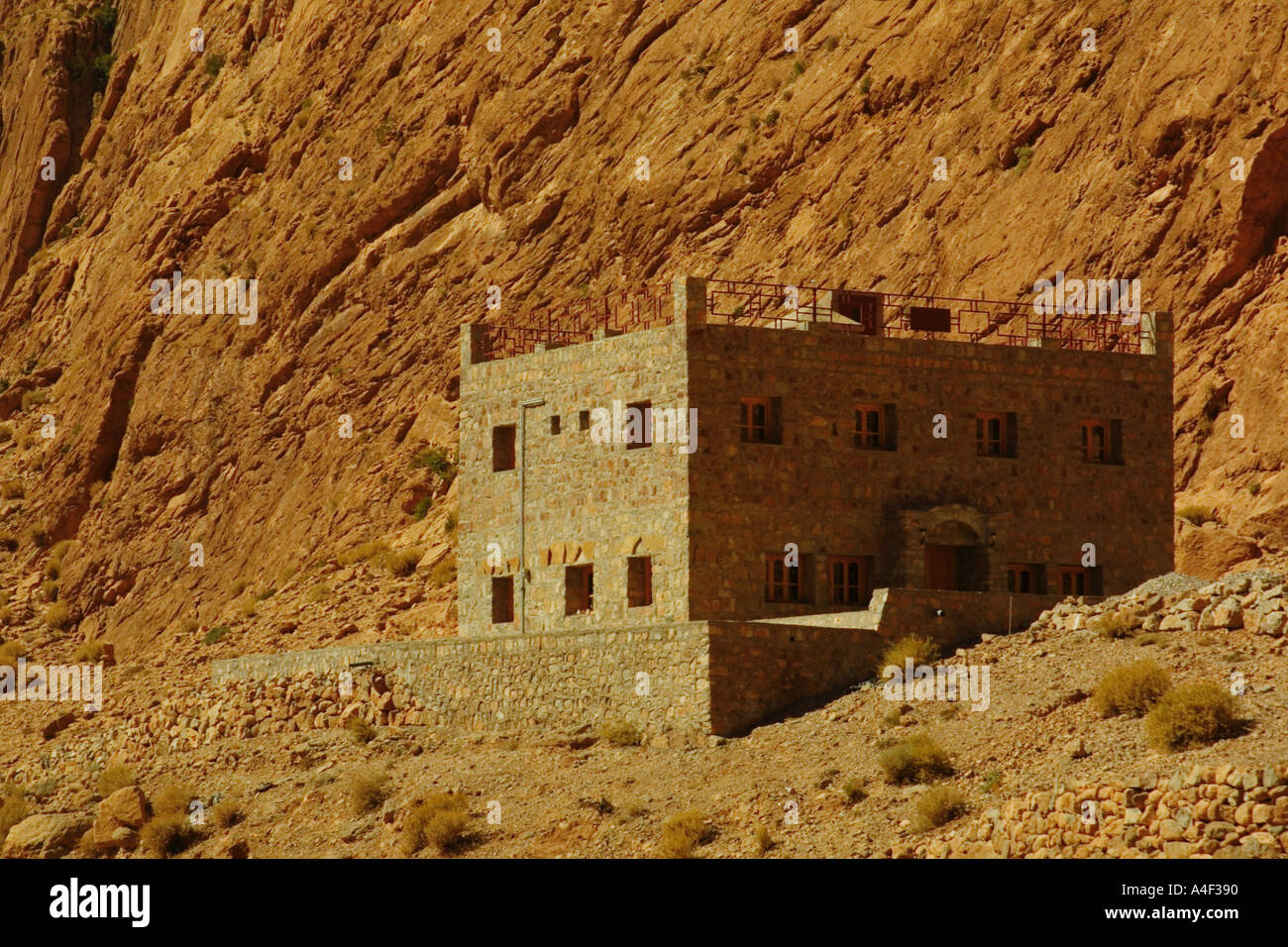 La estructura del edificio contra la roca Gargantas de Todra Marruecos Foto de stock